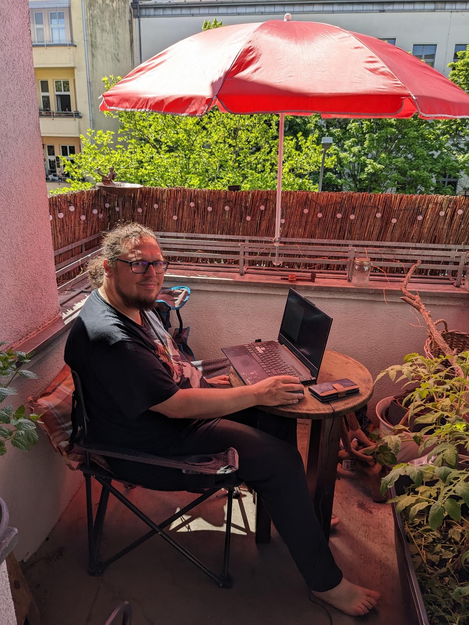 Simon Beyer mit Laptop